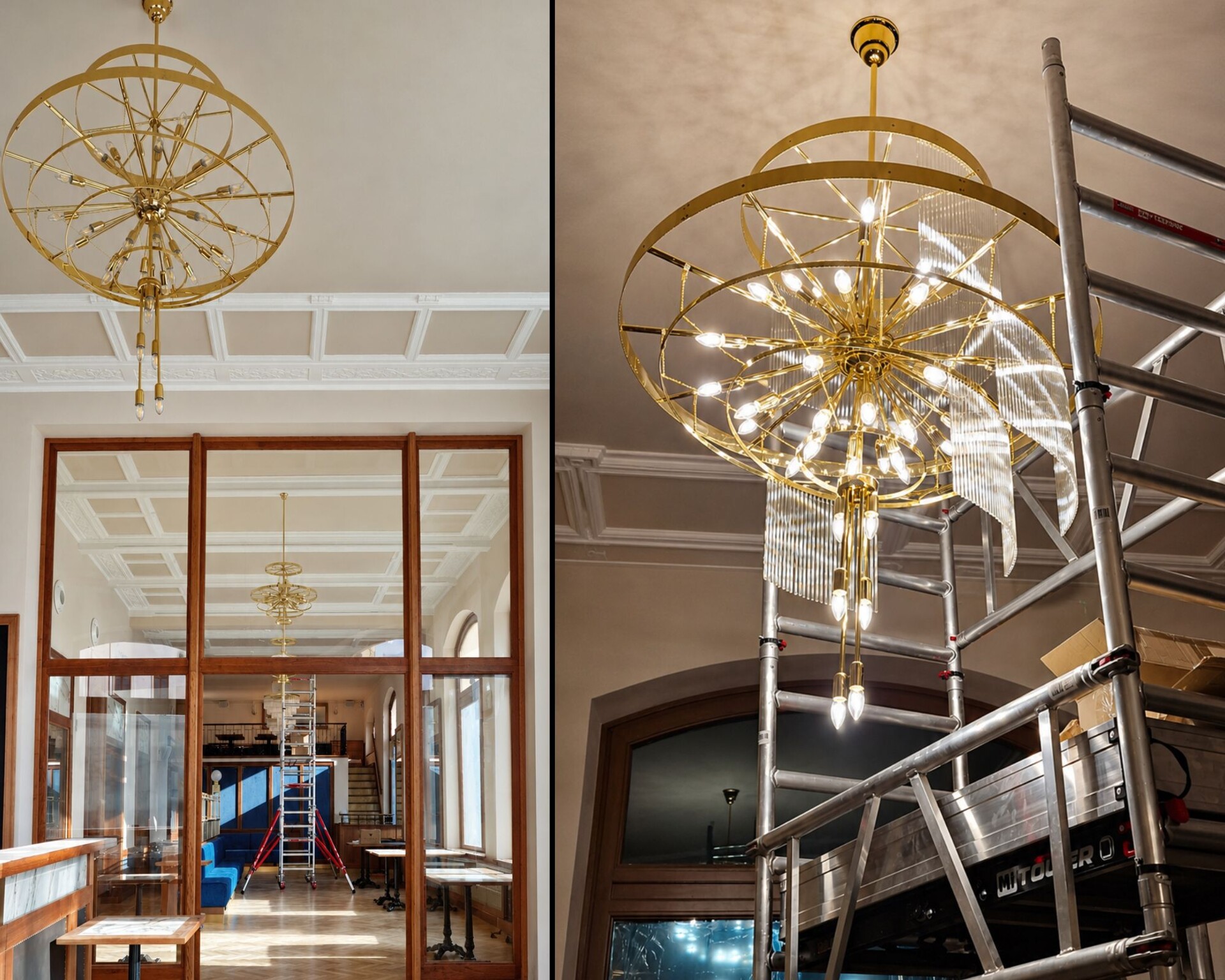 Montaje de la lámpara en el Café Otava: estructura de latón colgada bajo el techo artesonado, parcialmente montada con tubos de vidrio, con el andamio al lado