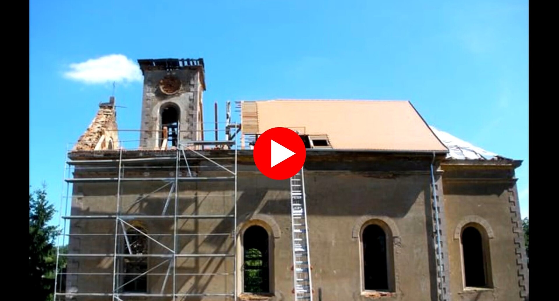 Como el legendario ave Fénix que resurge de sus cenizas, la iglesia de Todos los Santos volvió a la vida en el centro de Boněnov.