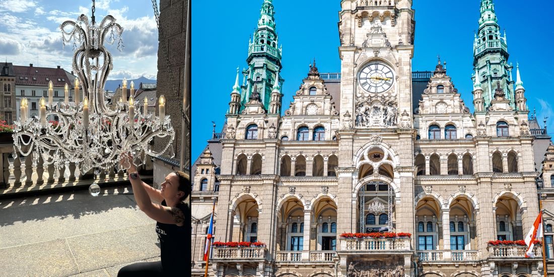 presentamos una réplica de la histórica araña María Teresa en el balcón del Ayuntamiento de Liberec