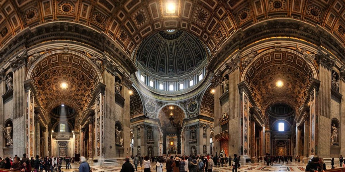 La magia de la luz solar en la Basílica de San Pedro del Vaticano