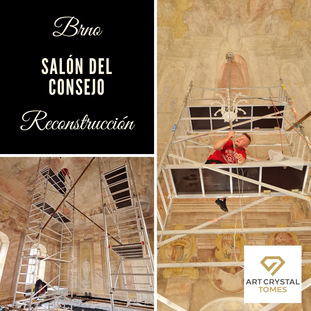 Sala del ayuntamiento de Brno con lámpara de cristal