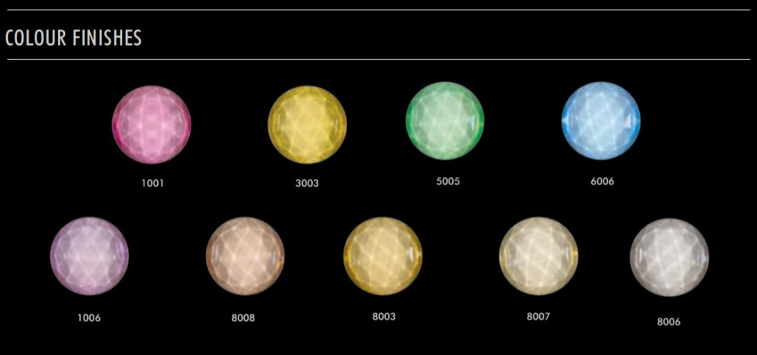 varios colores de adornos de cristal