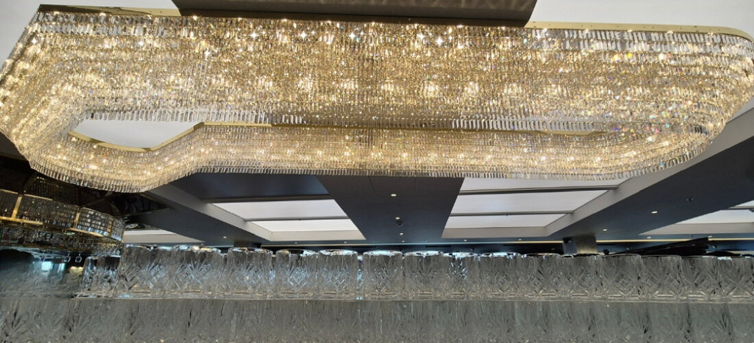 Lámpara de cristal sobre la barra – restaurante Fly Vista Praga