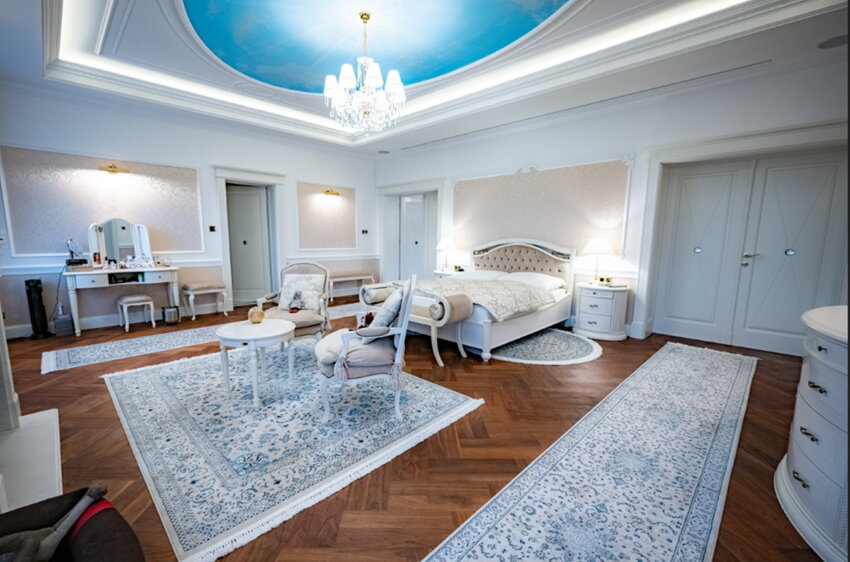Lámpara de cristal con pantallas en el dormitorio de una villa de lujo en Praga
