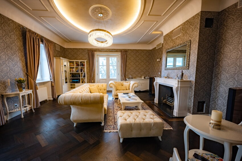 Lámpara de techo de diseño personalizada en el salón de una villa de lujo en Praga