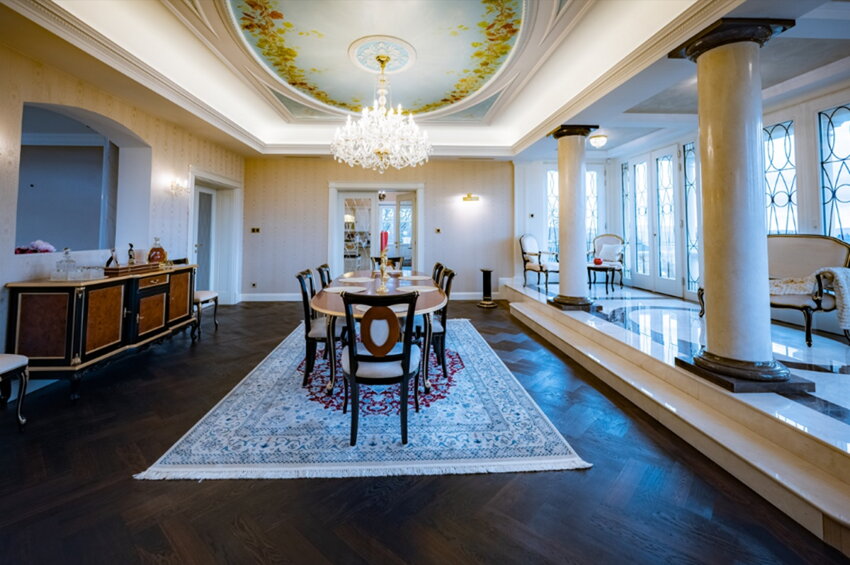 Lámpara de cristal personalizada en el comedor de una villa de Praga – vista desde otro ángulo