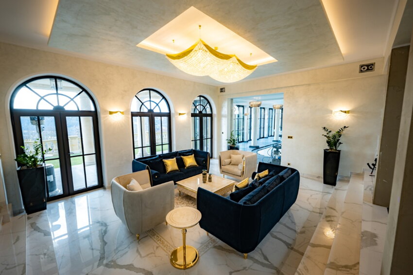 Gran lámpara de techo rectangular adornada con bolas de cristal en el vestíbulo de la villa