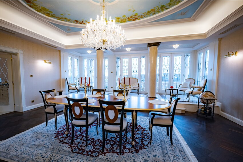 Lámpara de cristal personalizada en el comedor de una villa de lujo en Praga