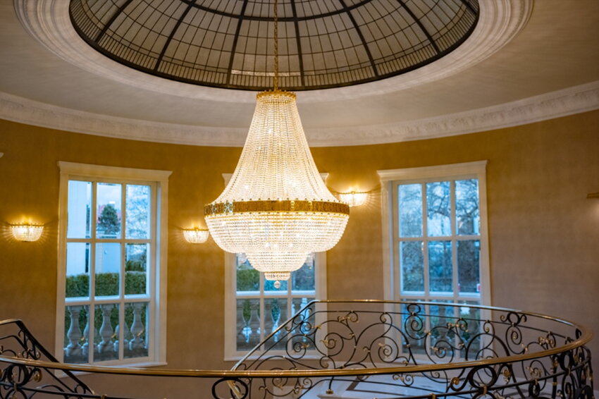 Iluminación de columnas y vestíbulo de una villa de lujo en Praga con apliques de cristal