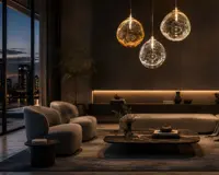 Tres esferas de cristal suspendidas sobre la zona de estar en un salón moderno con vistas a la ciudad