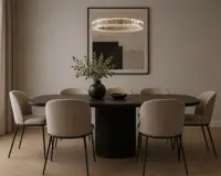 Lámpara circular de prismas de cristal sobre una mesa oscura en un comedor moderno