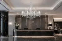 Lámpara de cristal en el lobby de un hotel de lujo