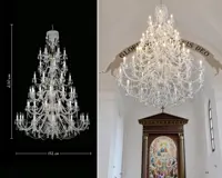 Monumental lámpara de cristal de tres niveles con dimensiones 230×152 cm y su instalación en una iglesia sobre un altar con fresco