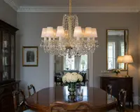 Lámpara de cristal con pantallas blancas sobre la mesa del comedor