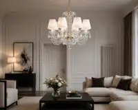 Lámpara de cristal con pantallas blancas en un salón de lujo