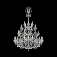 Gran lámpara de cristal de varios pisos con múltiples brazos sobre fondo negro