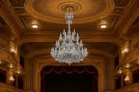 Gran lámpara de cristal de varios pisos en una sala de teatro histórica