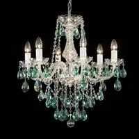 Lámpara de cristal iluminada con seis brazos y colgantes verdes sobre fondo negro