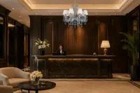 Lámpara de cristal en un lujoso lobby de hotel