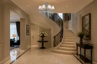 Lámpara de cristal en un elegante vestíbulo con escalera