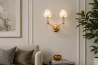 Aplique de pared de latón sobre una consola en un salón acogedor