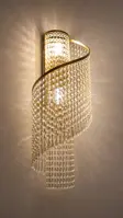 Aplique con marco semicircular y densos colgantes de cadenas de cristal iluminado en la pared