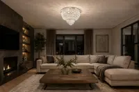 Lámpara de techo redonda de cristal con colgantes en capas sobre un sofá esquinero en un salón moderno con chimenea