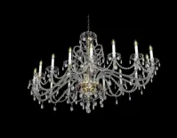 Lámpara de cristal ovalada con dieciséis brazos en acabado dorado sobre fondo negro