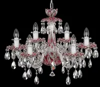 Lámpara de cristal con seis brazos y colgantes rosas en acabado plateado sobre fondo negro