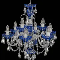 Lámpara de cristal con elementos azules y nueve brazos en acabado plateado sobre fondo negro