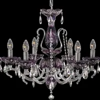 Lámpara de cristal con seis brazos y elementos en forma de copa morados en acabado plateado sobre fondo negro