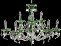 Lámpara de cristal con nueve brazos y elementos en forma de copa verdes en acabado plateado sobre fondo negro