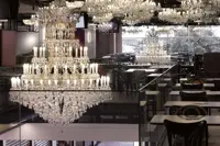 Vista completa del salón del restaurante de los grandes almacenes Máj con lámparas María Teresa