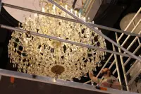 Detalle de una lámpara María Teresa con colgantes de cristal en los grandes almacenes Máj Praga