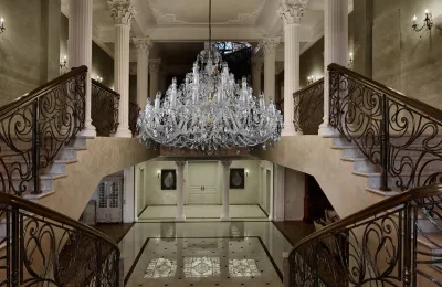 Araña de cristal moderna sobre la escalera