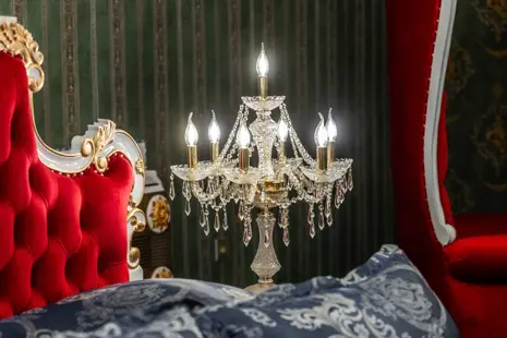 Interior de estilo palaciego con lámparas de araña de cristal checo ArtCrystal Tomeš (vídeo)