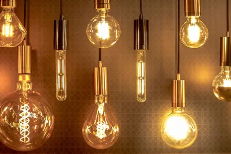Cómo funciona una bombilla: qué influye en su consumo y luminosidad