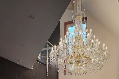 Araña de cristal como elemento dominante del espacio del loft