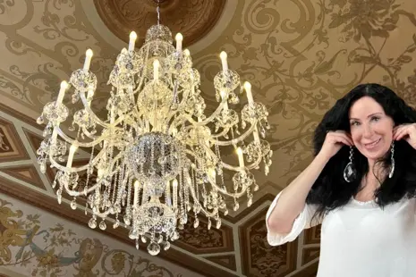 El regreso de la luz al salón de actos de la escuela: una historia que acaricia el alma