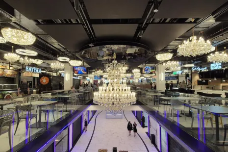 Las arañas de cristal ArtCrystal Tomeš iluminaron los grandes almacenes Máj de Praga (CZ) (video)