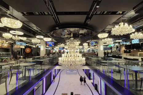 Las arañas de cristal ArtCrystal Tomeš iluminaron los grandes almacenes Máj de Praga (CZ) (video)